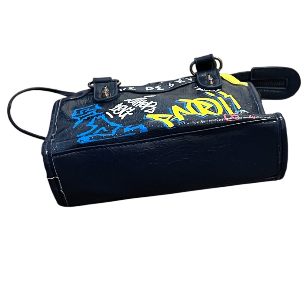 Graffiti Women's Leather Handbag Shoulder Bag with Zipper Closure - Picture 3 of 15